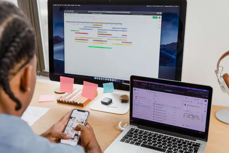 E-Mail auf Smartphone, Laptop und Bildschirm