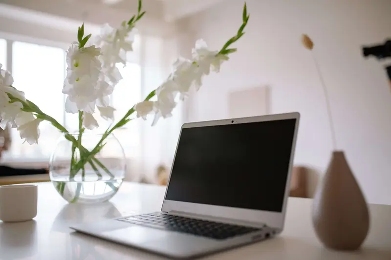 Heller Arbeitsplatz mit Laptop